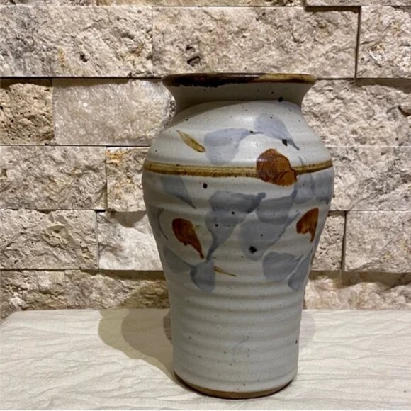 Hand-Thrown Vase – Soft Grey & Ochre Brushwork - Picture 7 of 8